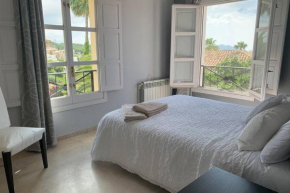 Una casa con vistas al mar y piscina en Golf Bahía, Cala